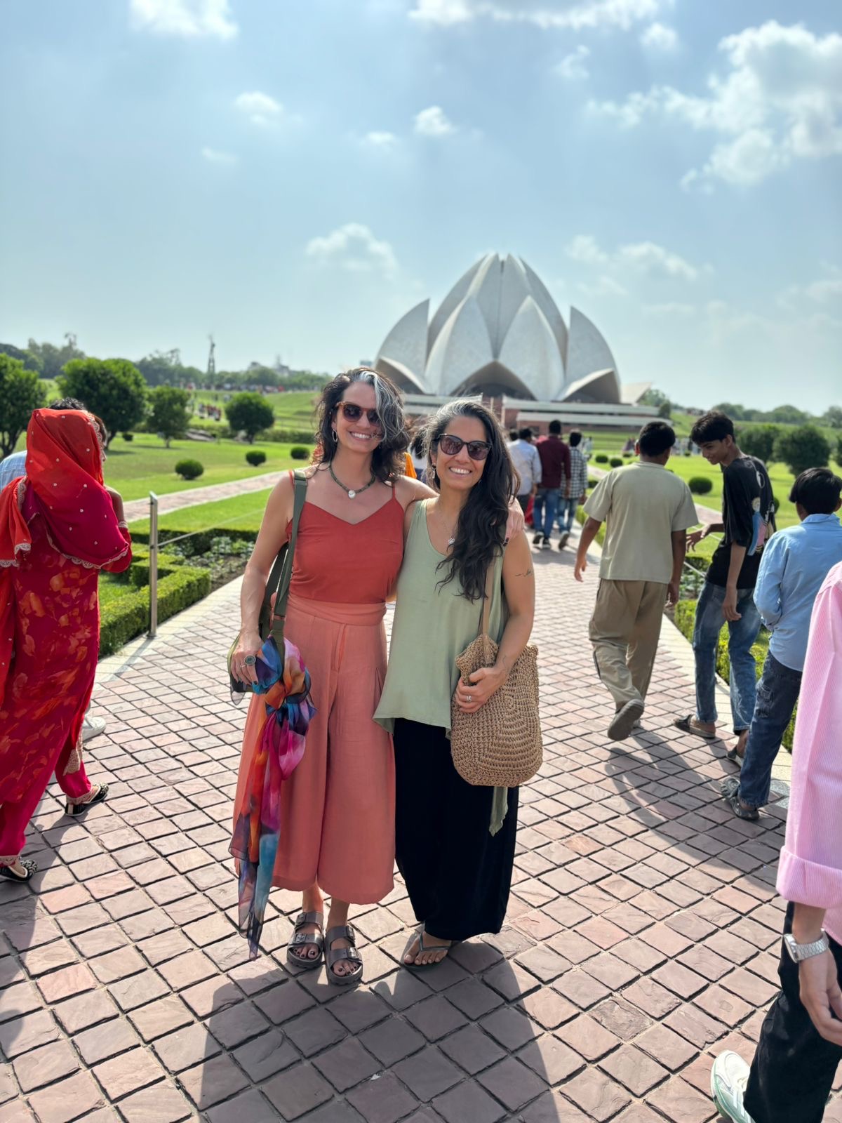 Grazi e Isabelle em Nova Delhi, diante do Templo do Lótus